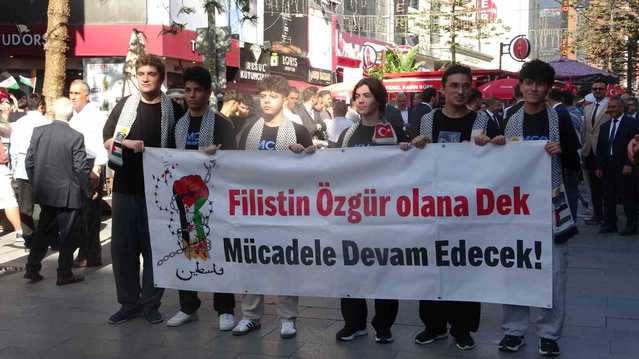 Antalya'da üçüncü yıl dönümünde Filistin'e destek yürüyüşüne 4 bin öğrenci katıldı