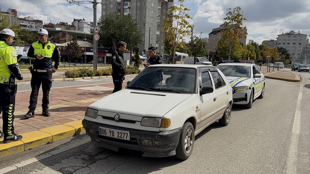 Eskişehir'de kovalamacada çantada uyuşturucu çıktı, sürücüye 515 bin lira ceza kesildi