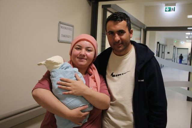 Kütahya Şehir Hastanesi'nde diyafram hernili bebek 25 gün sonra taburcu edildi.