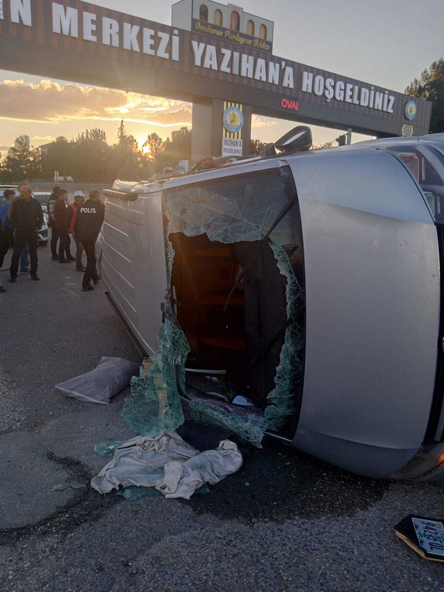 Malatya Yazıhan'da otomobil minibüsle çarpıştı, 1'i ağır 3 kişi yaralandı