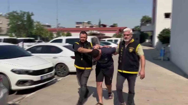 Adana'da nöbetçi eczaneden yaklaşık 4 bin lira kozmetik çalan şüpheli tutuklandı