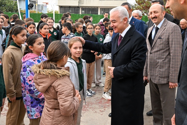 Kırklareli Valisi Turan, Kaynarca İlkokulunda öğrencilerle İstiklal Marşı'nı okudu