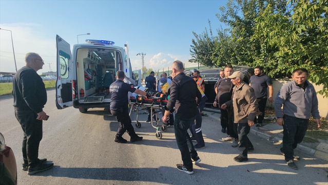 Amasya Suluova'da iki otomobil çarpıştı, sıkışan 2 yaralıyı itfaiye kurtardı