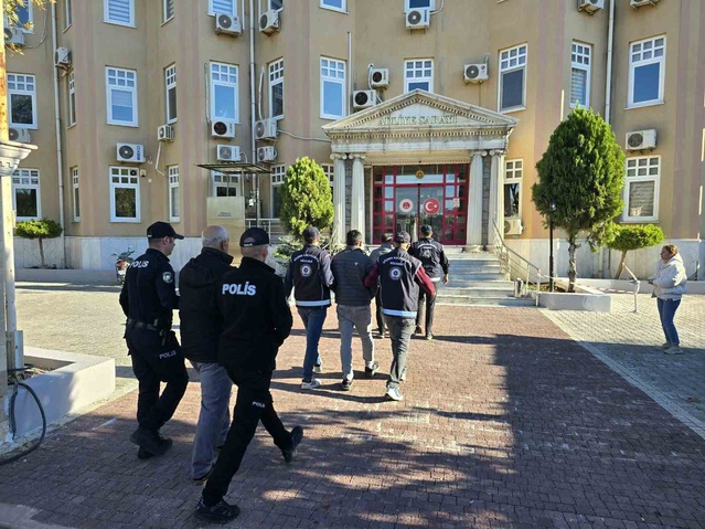 Didim'de yakalanan 25 düzensiz göçmen sevk edildi, 4 şüpheliden 3'ü tutuklandı