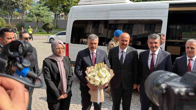 İçişleri Bakanı Çiftçi, Batman temasları kapsamında Valilik Şeref Defteri'ni imzaladı