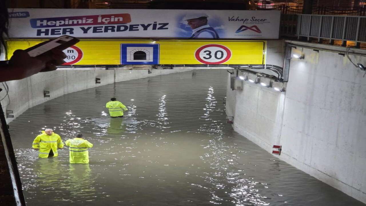 Mersin’de şiddetli yağmur su taşkınlarına neden oldu