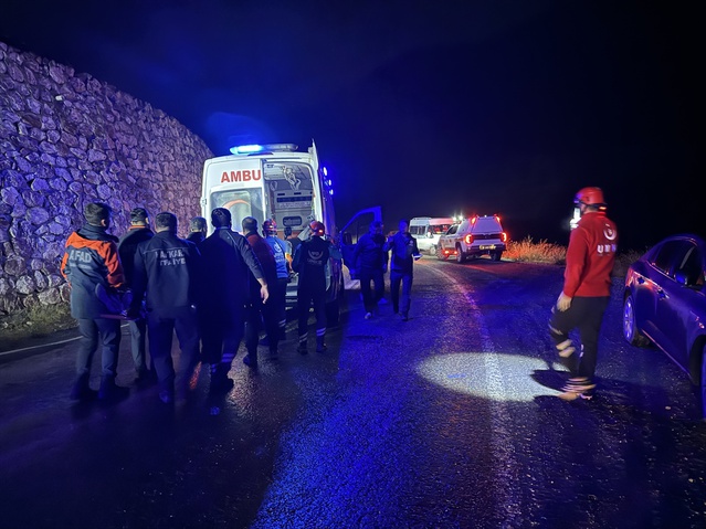 Hakkari'de şarampole devrilen minibüsteki 24 düzensiz göçmen yaralandı