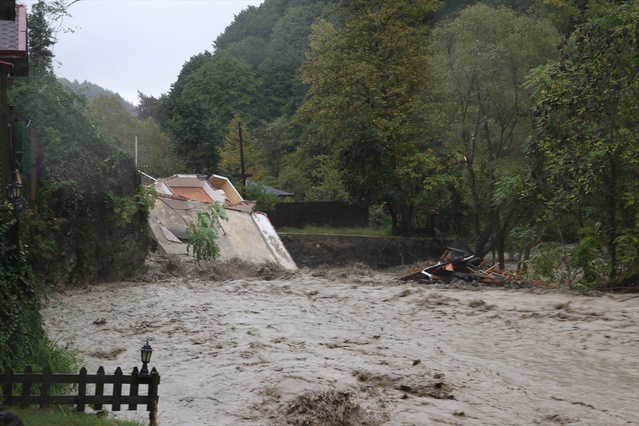 Sapanca'da taşan dere ulaşımı kesti, boşaltılan iki katlı ev yıkıldı