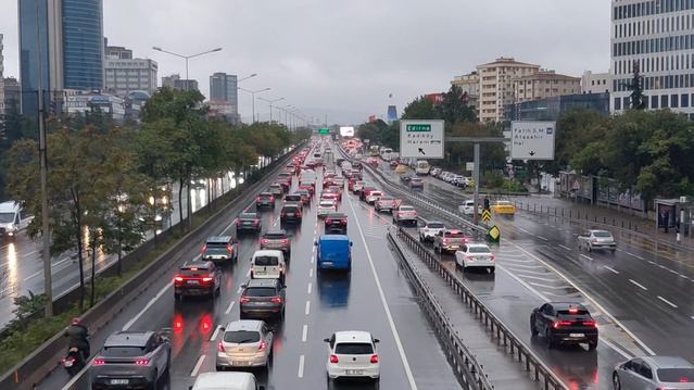 Kadıköy'de sağanak sonrası D-100 Kozyatağı'nda Ankara yönünde trafik yoğunlaştı