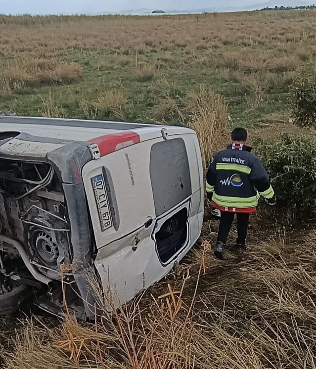 Van Gevaş'ta minibüs devrilince 6 kişi hafif yaralandı, inceleme başlatıldı