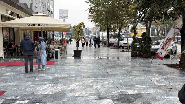 Adapazarı'nda kontrolden çıkan araç kafeye girdi! Kafeden çıkan kadın kazadan kıl payı kurtuldu