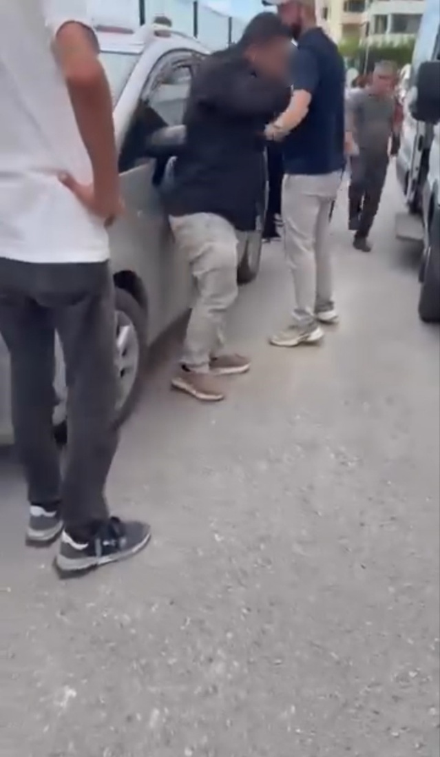 Bursa Mudanya'da okul önünde servis şoförlerinin kavgası kameraya yansıdı