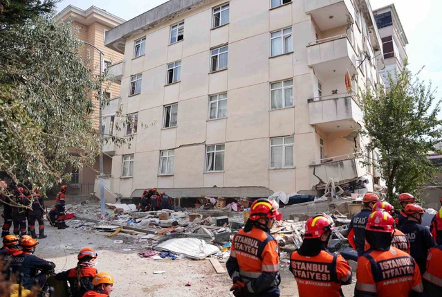 Maltepe Cevizli'de 7 katlı binanın 3 katı çöktü, ölen 2 kişinin kimlikleri belirlendi