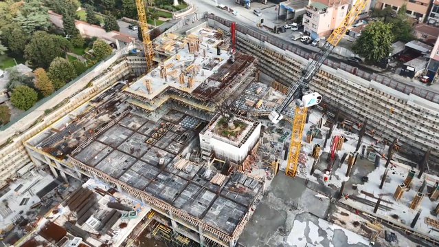 Beyoğlu'ndaki eski Taşkızak Tersanesi'nde tek kalan ağaç fore kazıklarla korunuyor