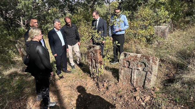 Kaymakam Aykaç, Bitlis Güroymak'ta mezar taşları projesi için inceleme yaptı