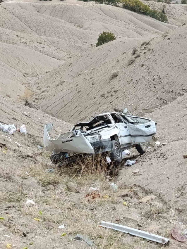 Elazığ Sarıbük'te uçurumdan yuvarlanan otomobilde 1 kişi öldü, 1 kişi yaralandı