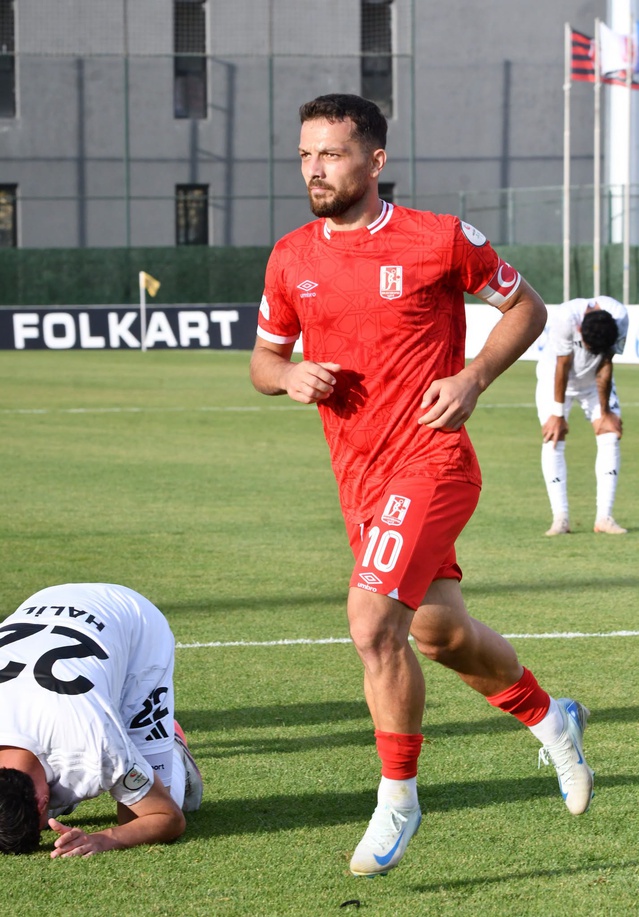 Balıkesirsporlu Emre Gemici 8 maçta 12 gol atıp 3'üncü Lig gol krallığına yerleşti