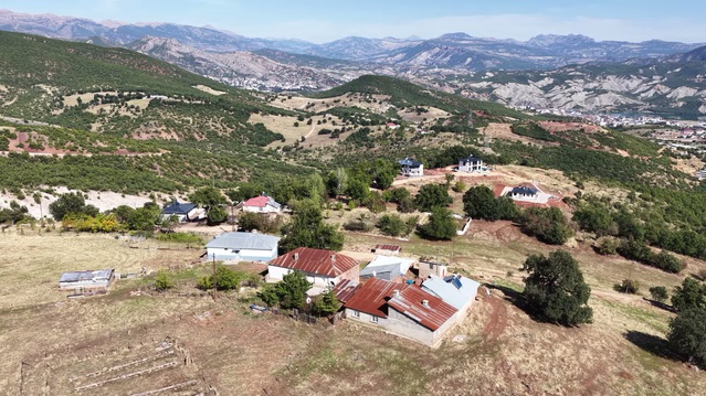 Tunceli'de bozuk yol Kuru Sipi sakinlerini mağdur ediyor, taksi gelmiyor