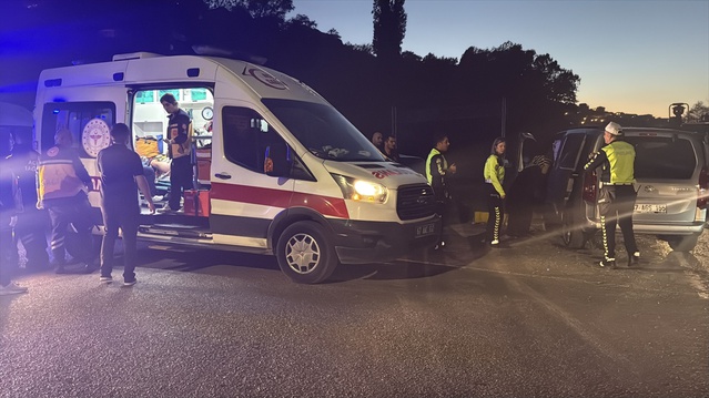 Zonguldak'ta tünelde otomobil ile hafif ticari araç çarpıştı, 6 kişi yaralandı