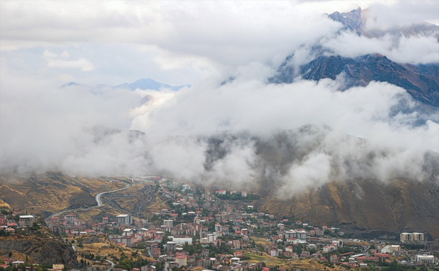 Hakkari'de sağanak sonrası sis bulutlarını fotoğraf tutkunları görüntüledi
