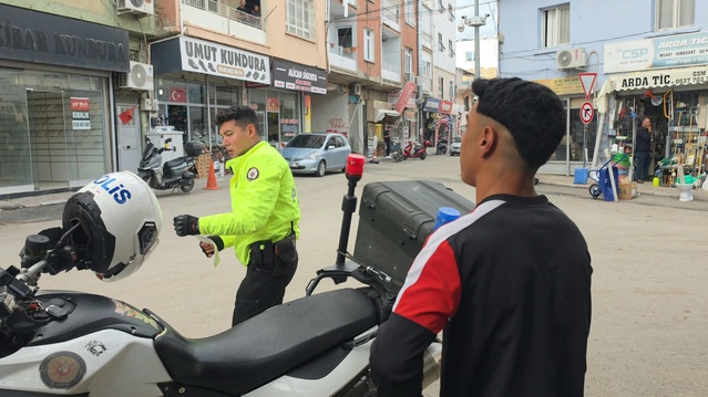 Adana Kozan'da ehliyetsiz sürücü polisin ceza yazmamasını istedi, 40 bin TL ceza yedi