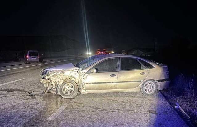 Tokat Zile'de iki aracın çarpışmasında yaralanan 2 sürücü hastaneye kaldırıldı