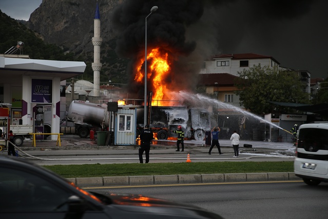 Denizli Pamukkale'de tanker yangını iki tankere sıçradı, 1 kişi yaralandı