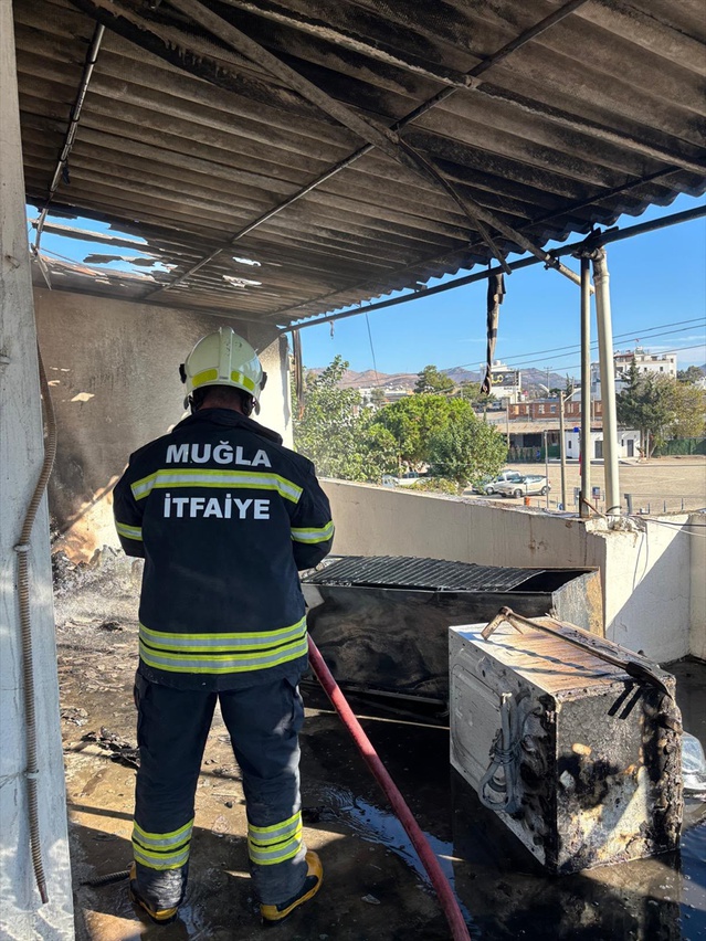 Bodrum'da ilk belirlemelere göre kablodan çıkan yangın itfaiye ekiplerince söndürüldü