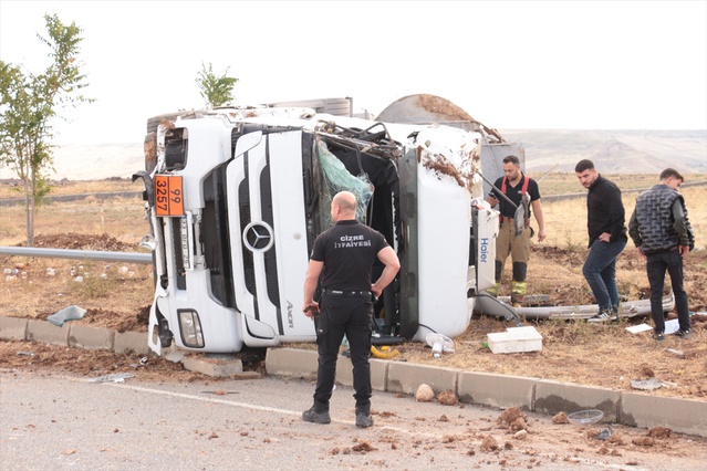 Cizre'de devrilen akaryakıt tankerinin sürücüsü ambulansla hastaneye kaldırıldı