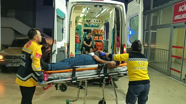 Kozan'da park halindeki kamyonete çarpan otomobildeki 2 yaralı hastaneye kaldırıldı