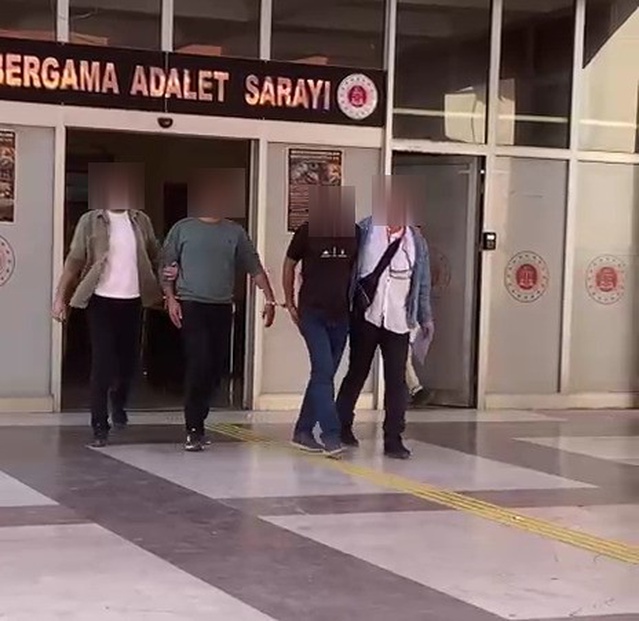 Bergama'da uyuşturucu hap ele geçirilen araçtaki 2 şüpheli tutuklandı