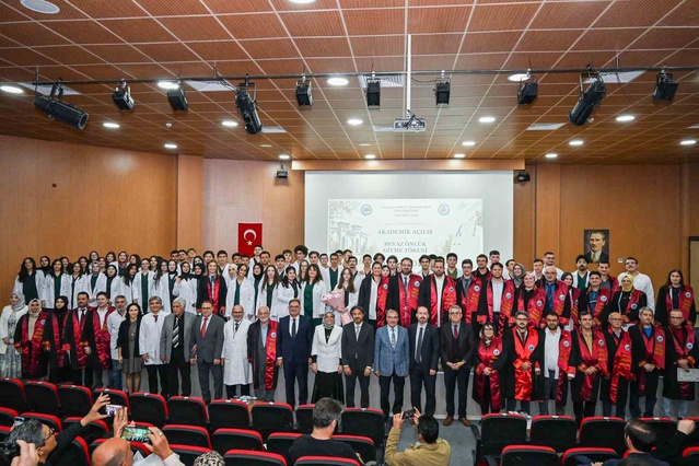 KMÜ Tıp Fakültesi'nde geleceğin hekimleri beyaz önlüklerini törenle giydi