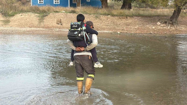 Sivas Kangal'da baba, özel ihtiyaçlı çocuğunu sırtında taşıyıp ırmaktan geçiriyor