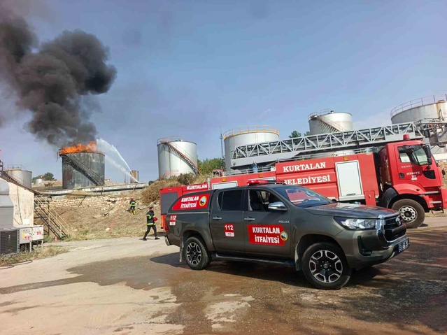 Siirt Kurtalan'da TPAO sahasındaki yangına TOMA da katıldı, 2 kişi dumandan etkilendi