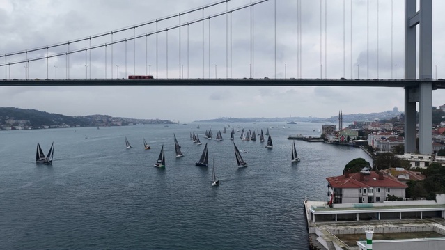 İstanbul Boğazı'nda Cumhuriyet Kupası yarışlarına katılan yatlar görsel şölen oluşturdu