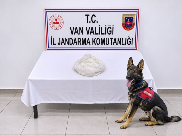 Van Gevaş'ta çantasında 1 kilo 32 gram metamfetamin bulunan otobüs yolcusu tutuklandı
