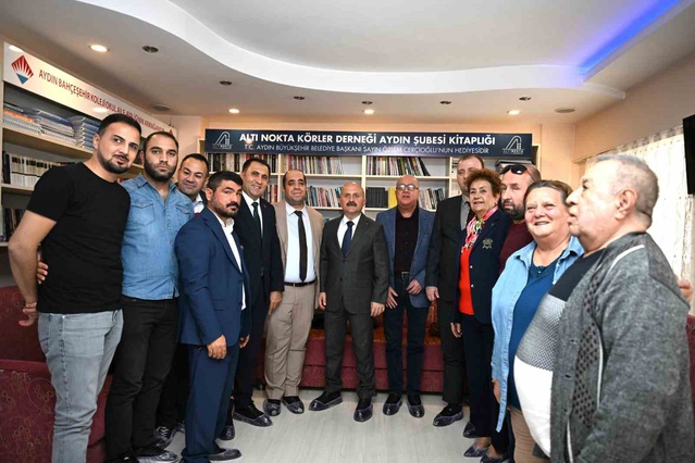 Aydın Valisi Varol, görme engellilerle 'Son Ada' okuyup etkinliğin yeni dönemini açtı