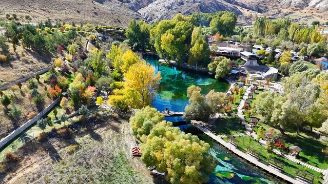 Sivas'taki Gökpınar Gölü sonbaharda fotoğraf tutkunlarına görsel şölen sunuyor