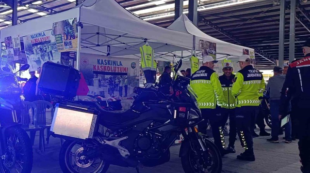 Çivril'de jandarma kaskı hatırlatıp reflektörlü yelek dağıttı