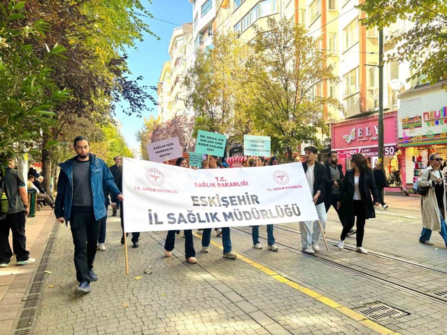 Eskişehir'de sağlık çalışanları ve vatandaşlar hareketli yaşam için yürüdü