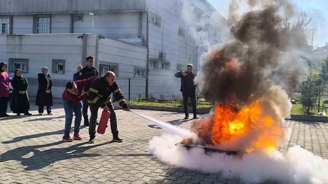 Samsun Vezirköprü'de gençlik merkezi personeline yangın söndürme tatbikatı yapıldı