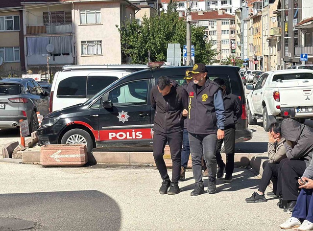 Eskişehir'de silahla yaralama şüphelisi kısa sürede yakalanıp adliyeye sevk edildi