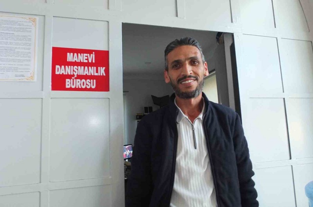 Balıkesir Edremit'te Kızılkeçili imamı cami odasını manevi danışmanlık bürosuna çevirdi