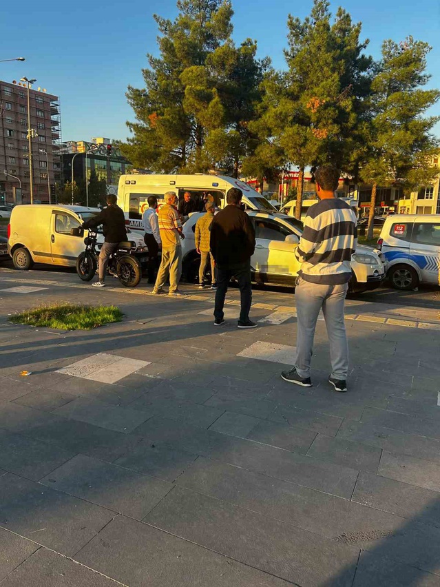 Diyarbakır'da kaza sonrası tartışma kavgaya dönüştü, taraflar caddeyi ringe çevirdi