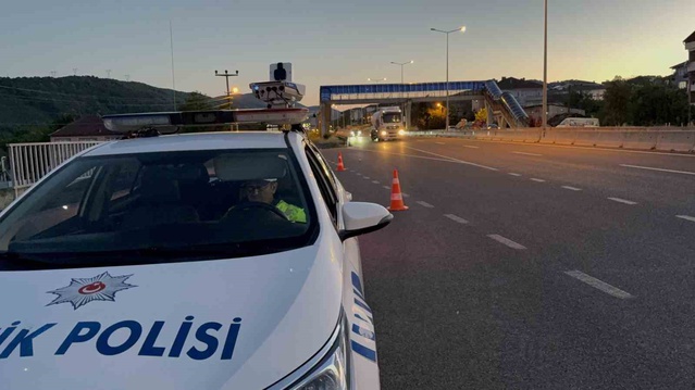 Düzce'de denetimlerde 1762 sürücüye ceza yazıldı, 259 araç trafikten men edildi