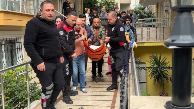 Avcılar'da iddiaya göre sürücü evinin önünde bıçaklandı, toplam 3 kişi yaralandı