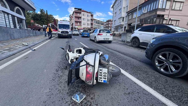 Kütahya Tavşanlı'da motosiklet önce servise sonra otomobile çarptı, 2 kişi yaralandı