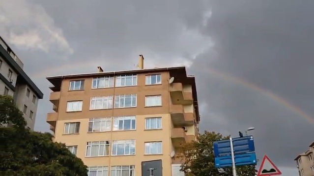 İstanbul Ataşehir'de gece aralıklarla süren yağışın ardından sabah gökkuşağı oluştu