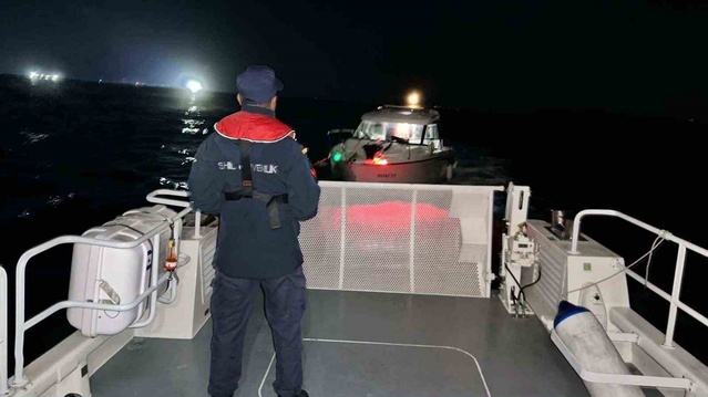 Didim'de motor arızasıyla sürüklenen teknedeki 3 kişi Sahil Güvenlikçe kurtarıldı