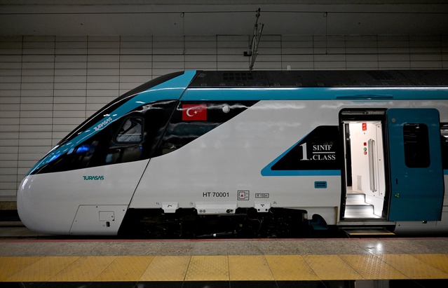 Bakan Uraloğlu'nun test sürüşünde milli hızlı tren 250 kilometre hıza ulaştı